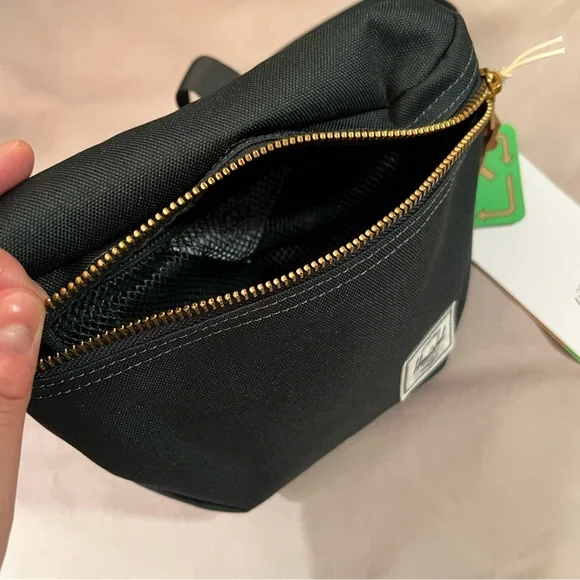 NWT Herschel Settlement Hip Pack 2L - Picture 2 of 3